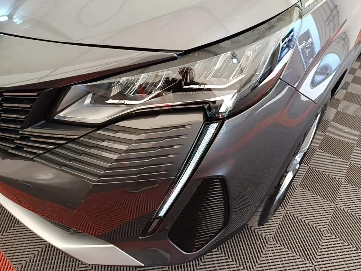 Gros plan sur le phare avant droit du Peugeot 3008 gris foncé avec signature lumineuse LED verticale.