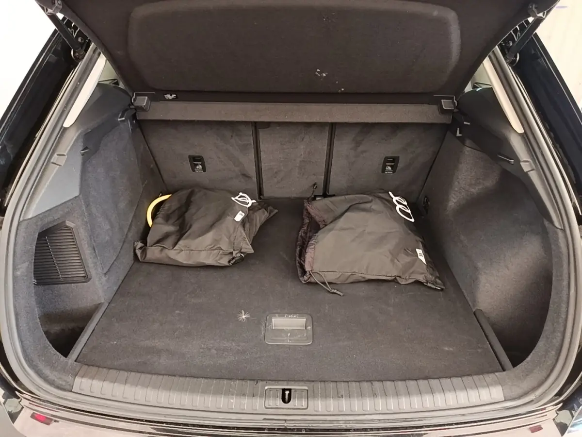 Vue arrière du coffre noir d'un Audi Q3 45 TFSI e 245 S tronic Business Line 2023 avec accessoires posés.