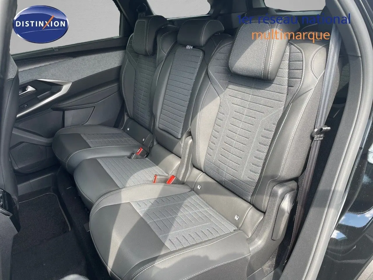 Vue latérale des sièges arrière en cuir noir et tissu gris du Peugeot 5008 Hybrid 2025, porte ouverte côté droit.