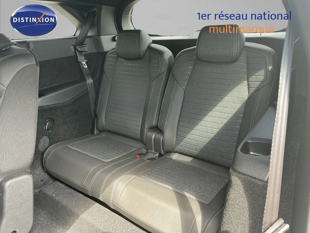 Vue intérieure sur la banquette arrière en cuir noir du Peugeot 5008 HYBRID 136CH E-DCS6 GT 2025.