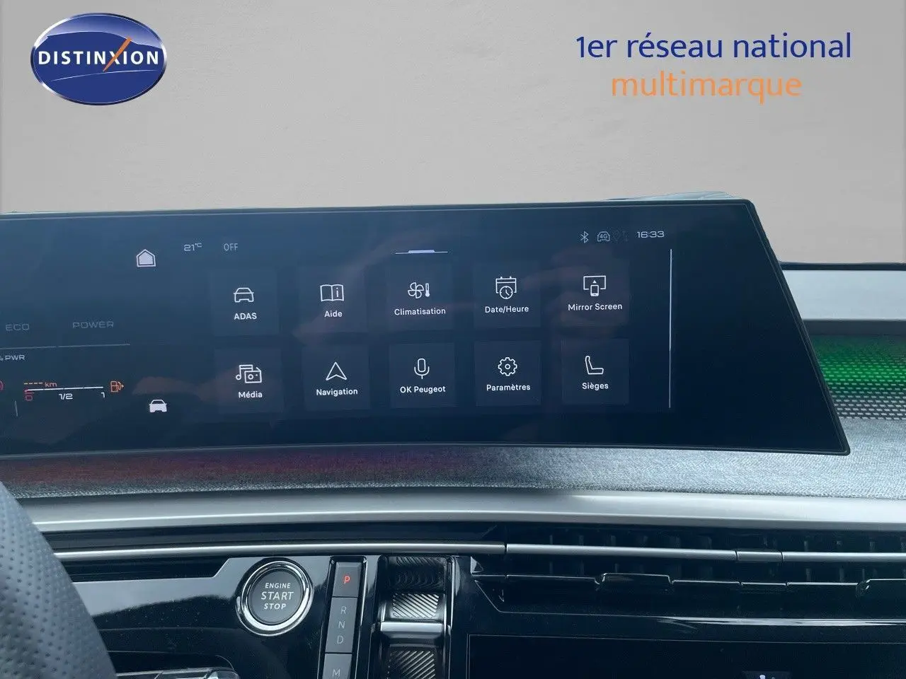 Vue intérieure du tableau de bord du Peugeot 5008 Hybrid 136ch GT 2025 avec écran tactile central et bouton start/stop.