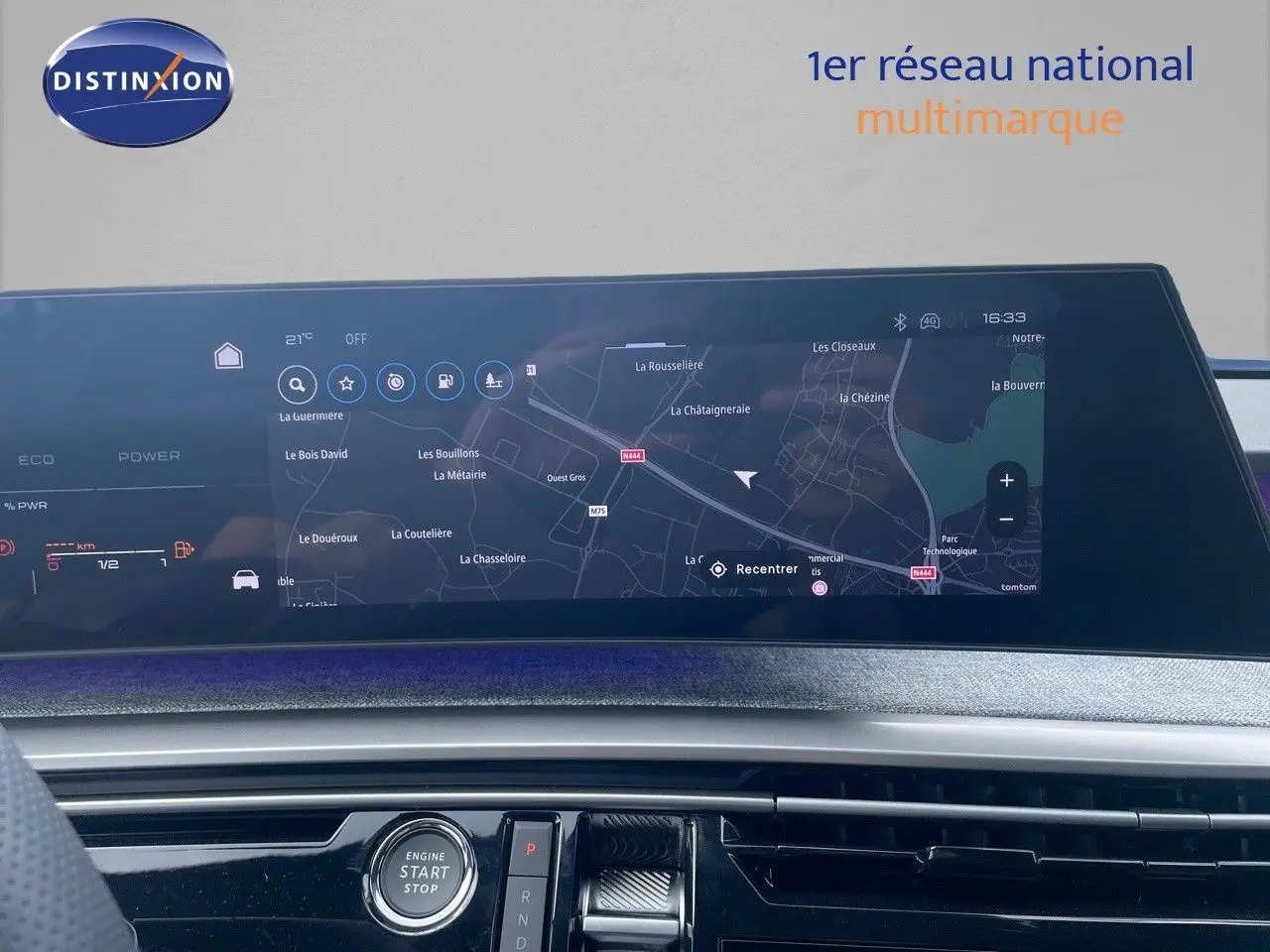 Écran tactile de navigation du tableau de bord du Peugeot 5008 Hybrid noir métal, affichant une carte détaillée.