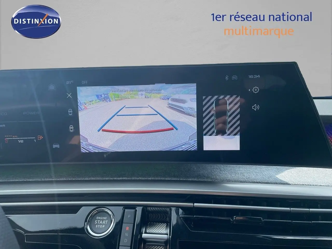 Écran central affichant la caméra de recul du Peugeot 5008 noir métal, vue intérieure sur la console avant.