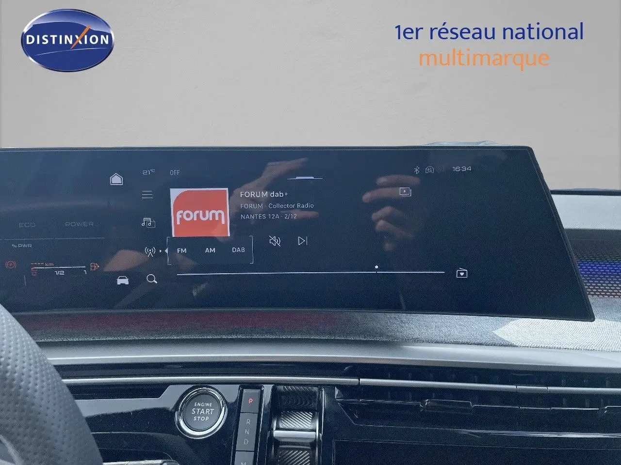 Écran tactile central affichant la radio DAB dans l’habitacle moderne du Peugeot 5008 noir métal 2025.