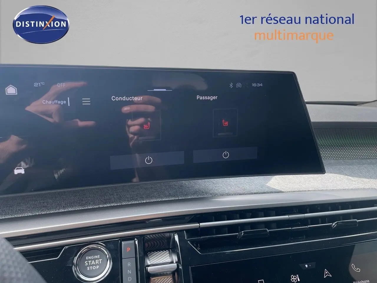 Écran tactile central affichant les commandes de chauffage des sièges dans l’habitacle du Peugeot 5008 noir métal 2025.