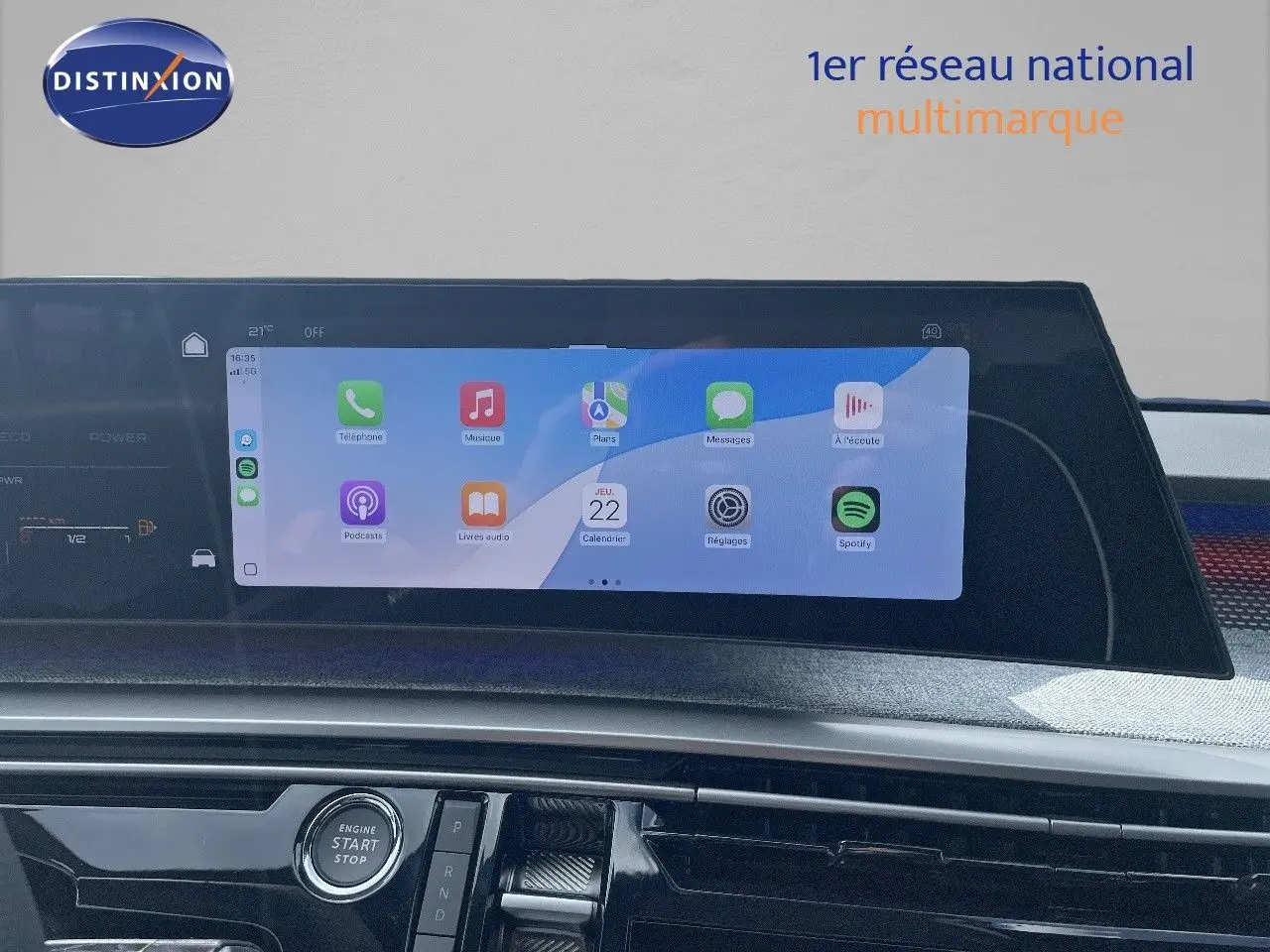 Écran tactile central affichant des applications connectées dans l'habitacle moderne d'un Peugeot 5008 noir métal.