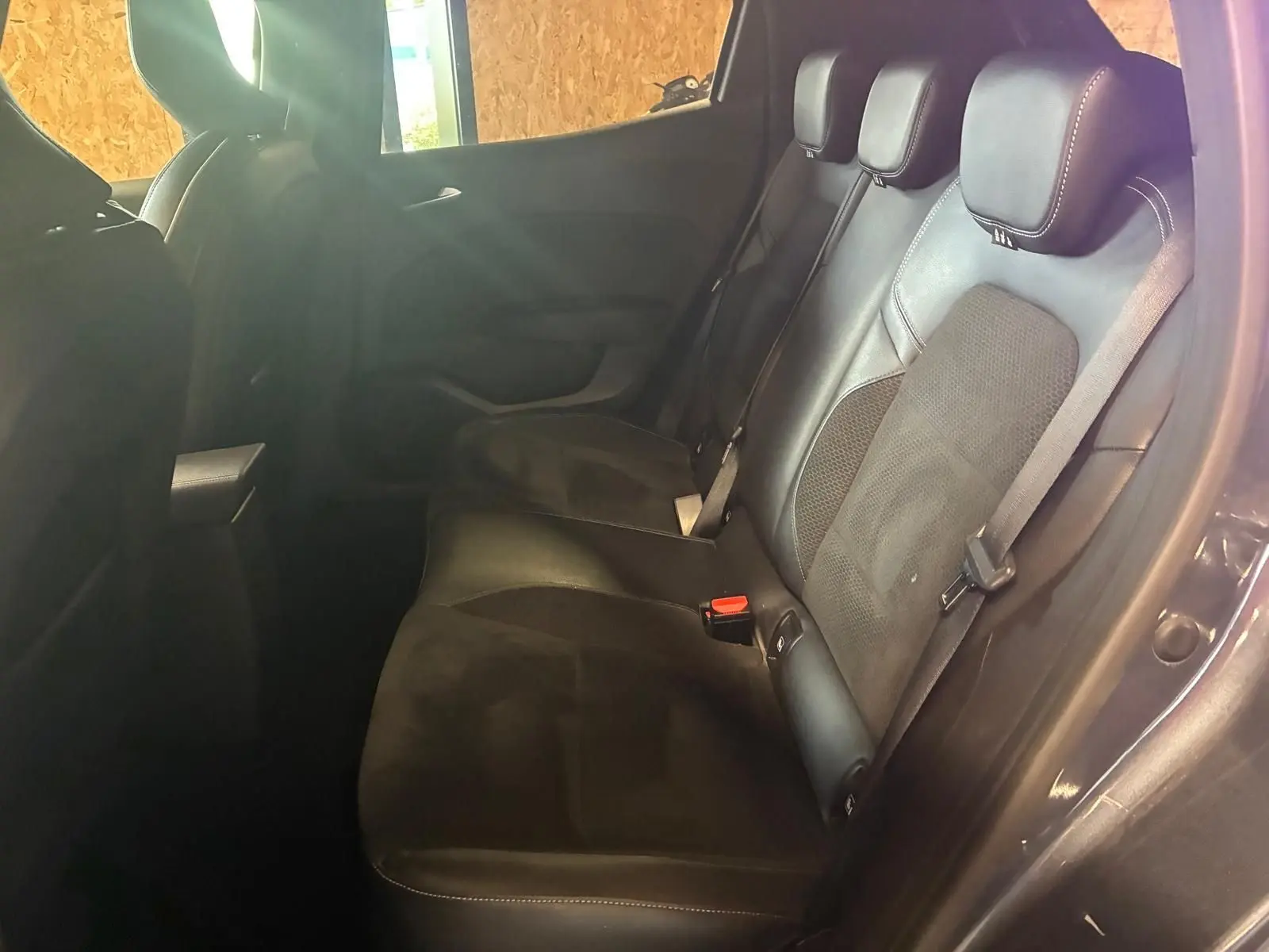 Vue intérieure côté droit des sièges arrière en tissu noir et gris de la Renault Clio 1.0 TCE 100 Intens 2020.