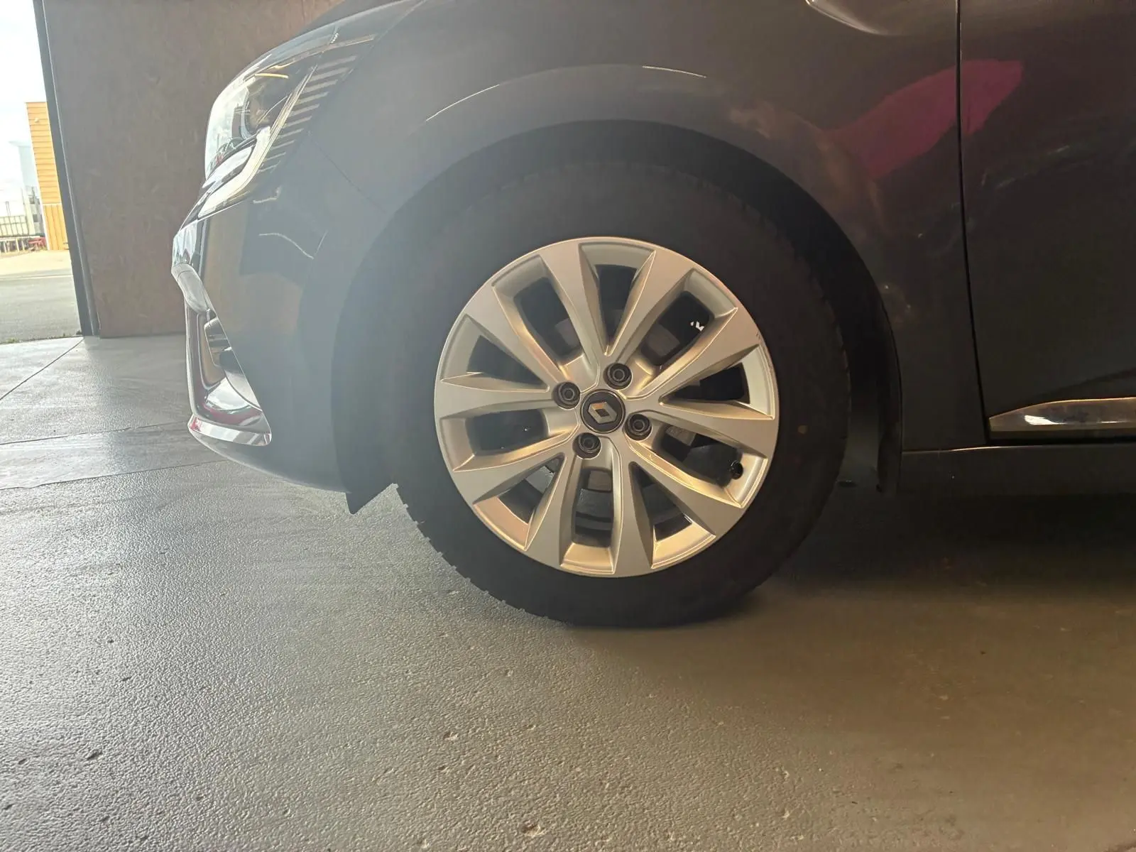 Gros plan sur la roue avant gauche gris métallisé d'une Renault Clio 1.0 TCE 100 Intens 2020 avec jante alliage.