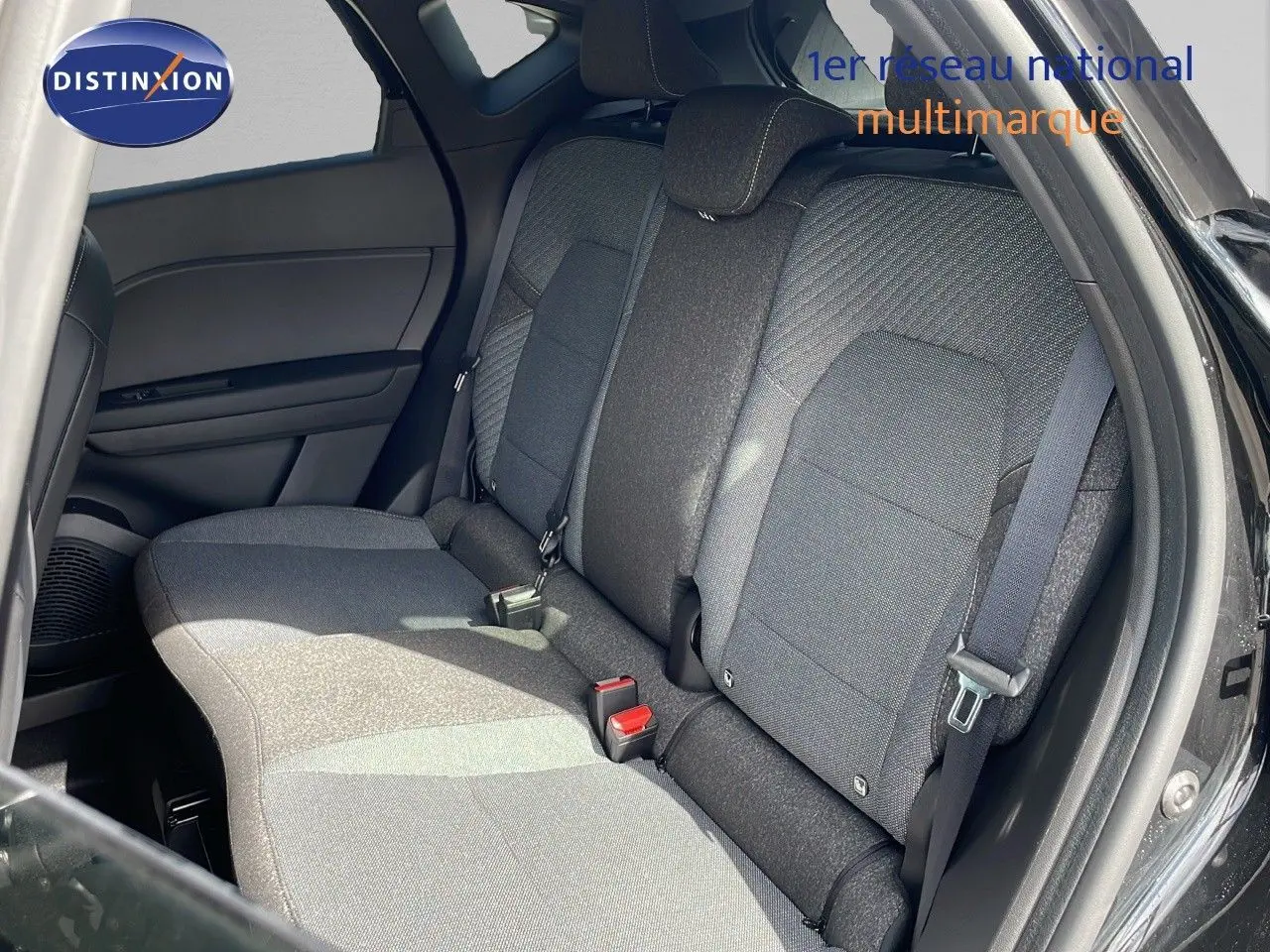 Banquette arrière en tissu gris du Renault Captur 2025 vue côté droit avec portière ouverte et ceinture de sécurité visible.