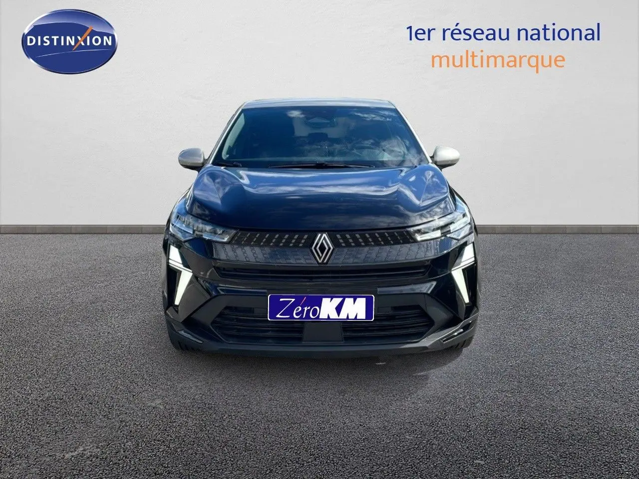 Vue frontale d'un Renault Captur 2025 noir étoile métal avec toit gris, feux LED allumés sur fond neutre.
