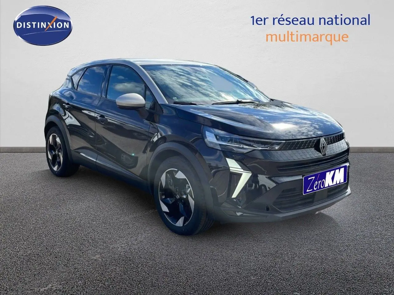 Renault Captur 2025 noir étoile métal avec toit gris, vue 3/4 avant mettant en valeur ses phares LED distinctifs.