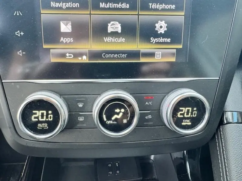 Gros plan sur la console centrale du Renault Kadjar blanc 2020, affichant la climatisation bi-zone à 20°C.