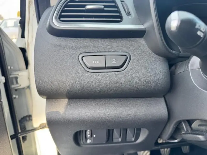 Vue rapprochée du tableau de bord côté gauche du Renault Kadjar blanc, montrant les boutons mode ECO et arrêt auto.