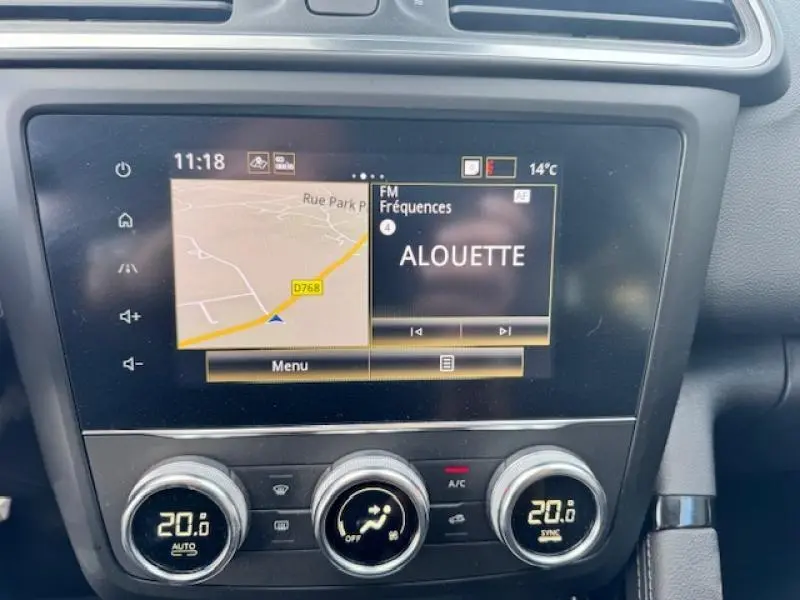 Écran tactile central du tableau de bord du Renault Kadjar blanc, affichant GPS et radio FM Alouette.