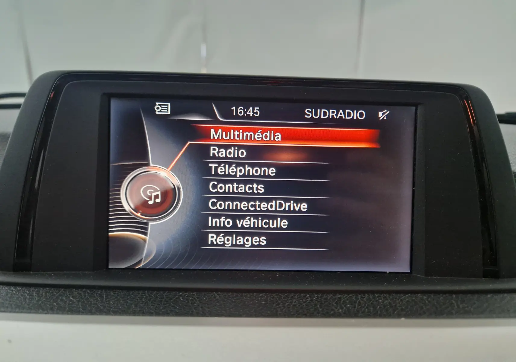 Écran central de la BMW Série 3 316D 2014 affichant le menu multimédia avec options radio et téléphone.