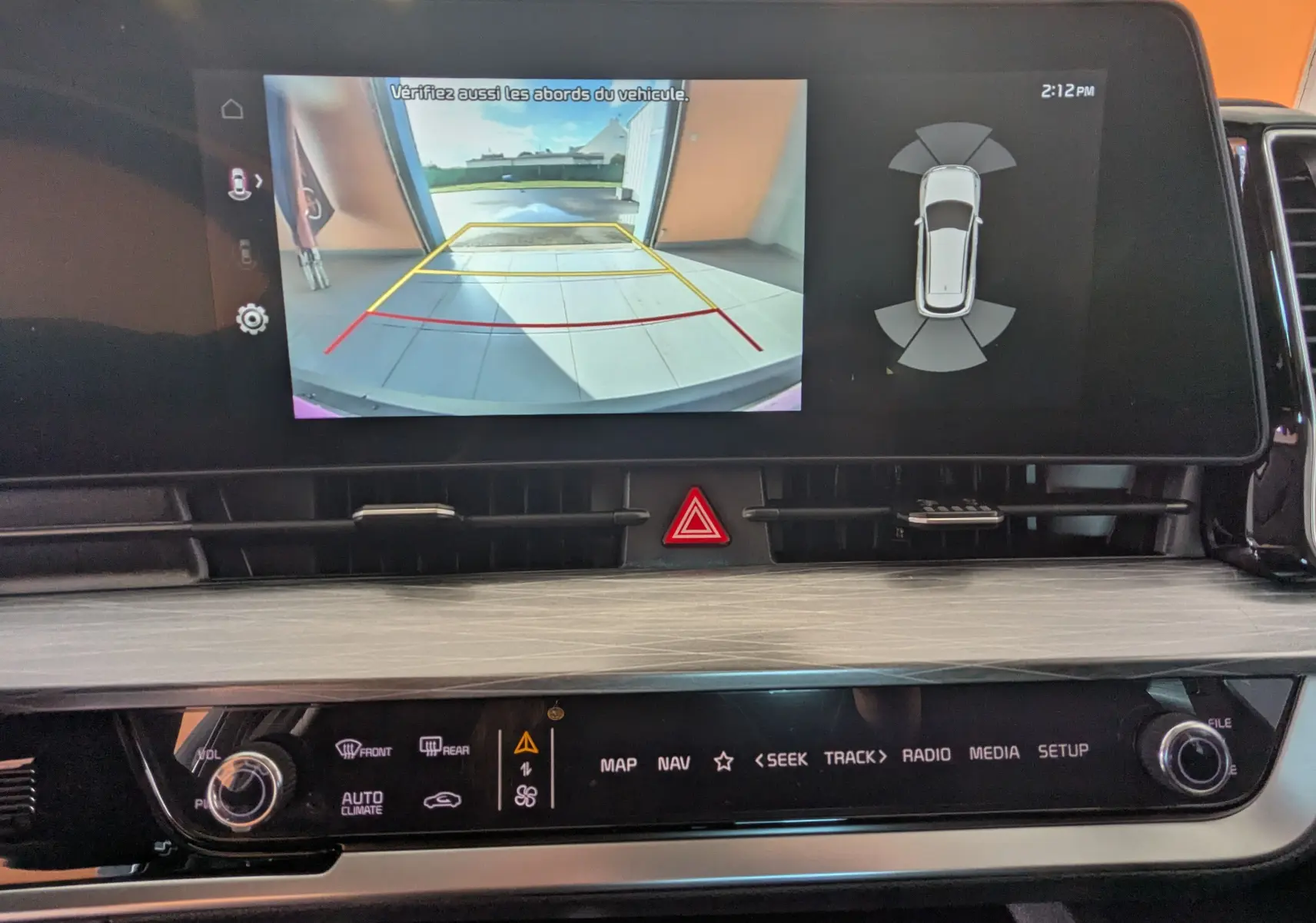 Écran tactile intérieur du Kia Sportage 2025 montrant la caméra de recul et l'affichage du radar de stationnement.