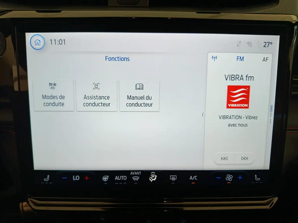 Écran tactile central du Ford Puma 2025 affichant les fonctions de conduite et la radio FM VIBRA fm.