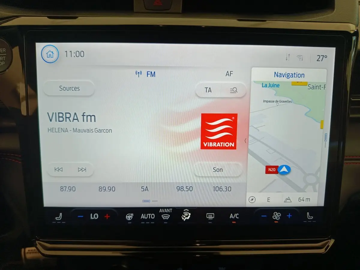 Écran tactile central du Ford Puma 2025 affichant la radio VIBRA fm et la navigation GPS en mode jour.