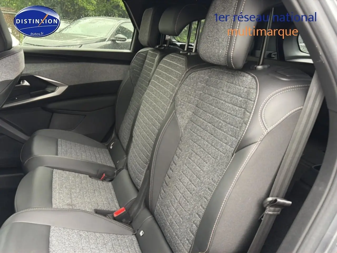 Vue latérale droite sur les sièges arrière en tissu gris et cuir noir du Peugeot 5008 Hybrid 145 allure 2025.