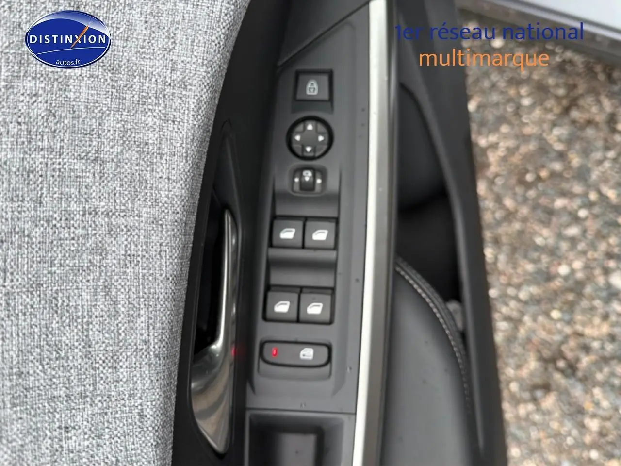 Gros plan sur les commandes de lève-vitres et verrouillage sur la porte côté conducteur du Peugeot 5008 gris Artense.