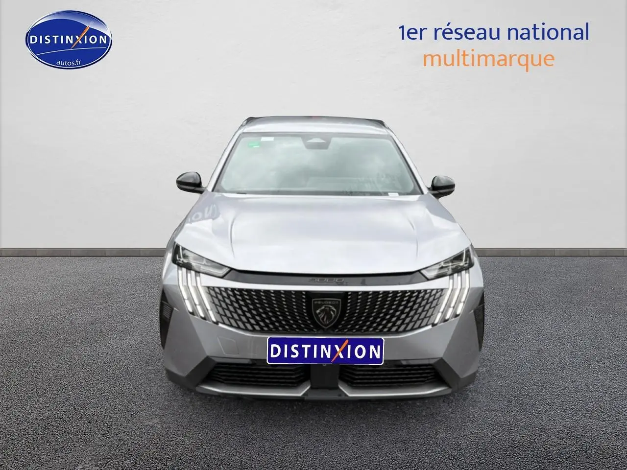 Vue frontale d'un Peugeot 5008 Hybrid 145 allure e-dcs6 gris artense avec calandre distinctive et phares LED verticaux.
