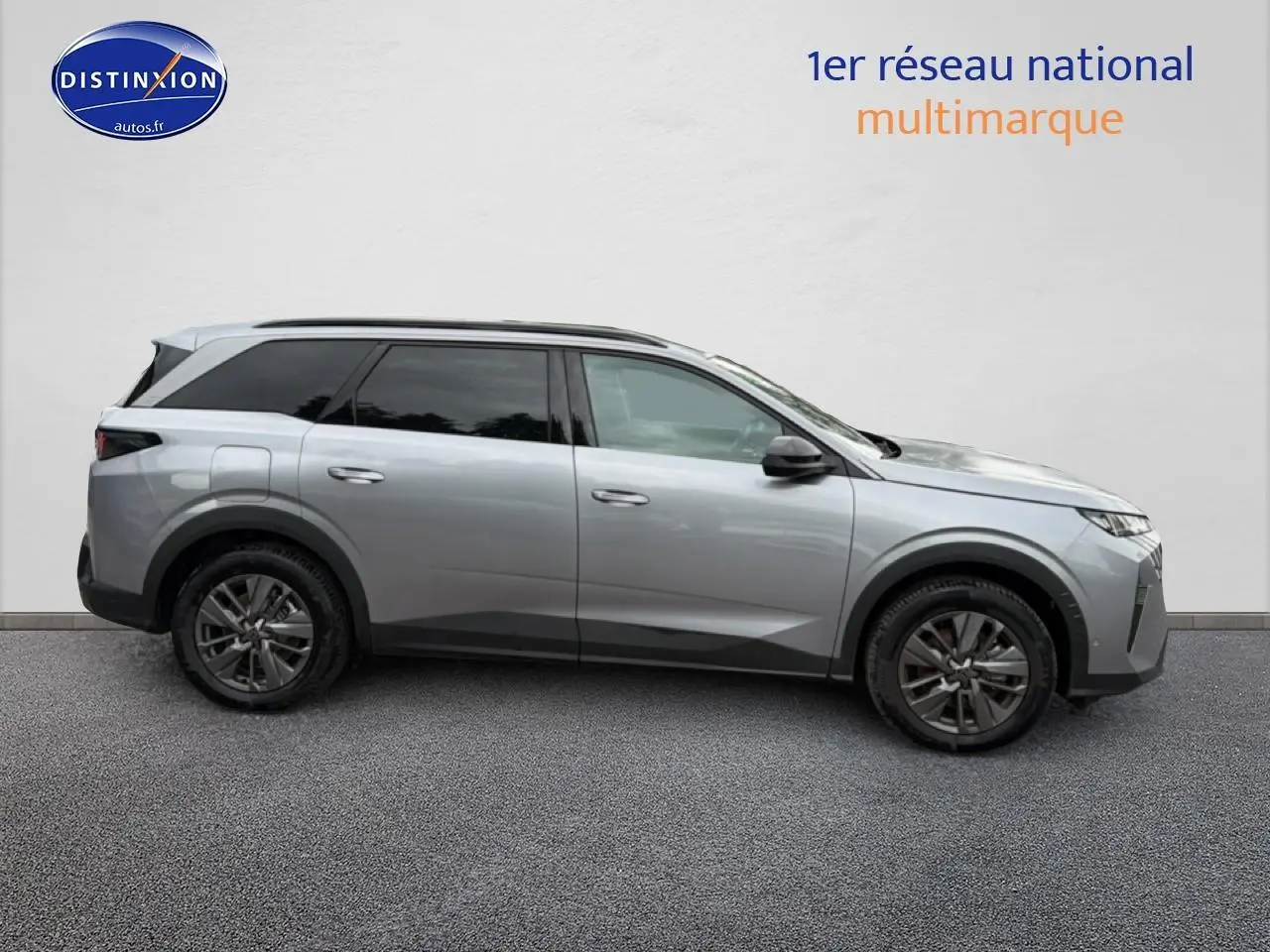 Peugeot 5008 Hybrid 145 allure gris artense vue de profil côté gauche sur fond neutre.