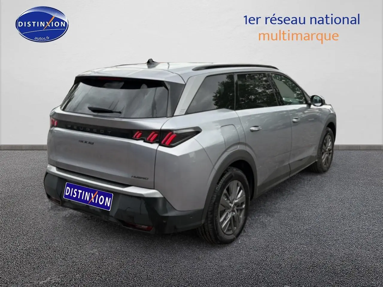 Vue 3/4 arrière droite d’un Peugeot 5008 gris artense avec feux arrière LED et vitres surteintées.