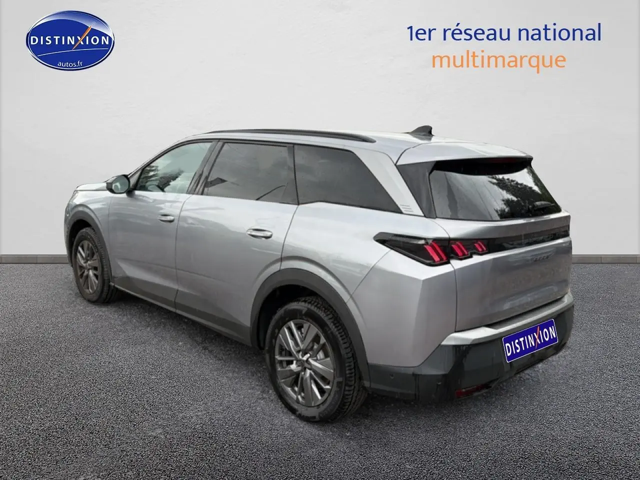 Peugeot 5008 Hybrid 145 gris artense en 3/4 arrière droit, avec vitres surteintées et jantes alu.