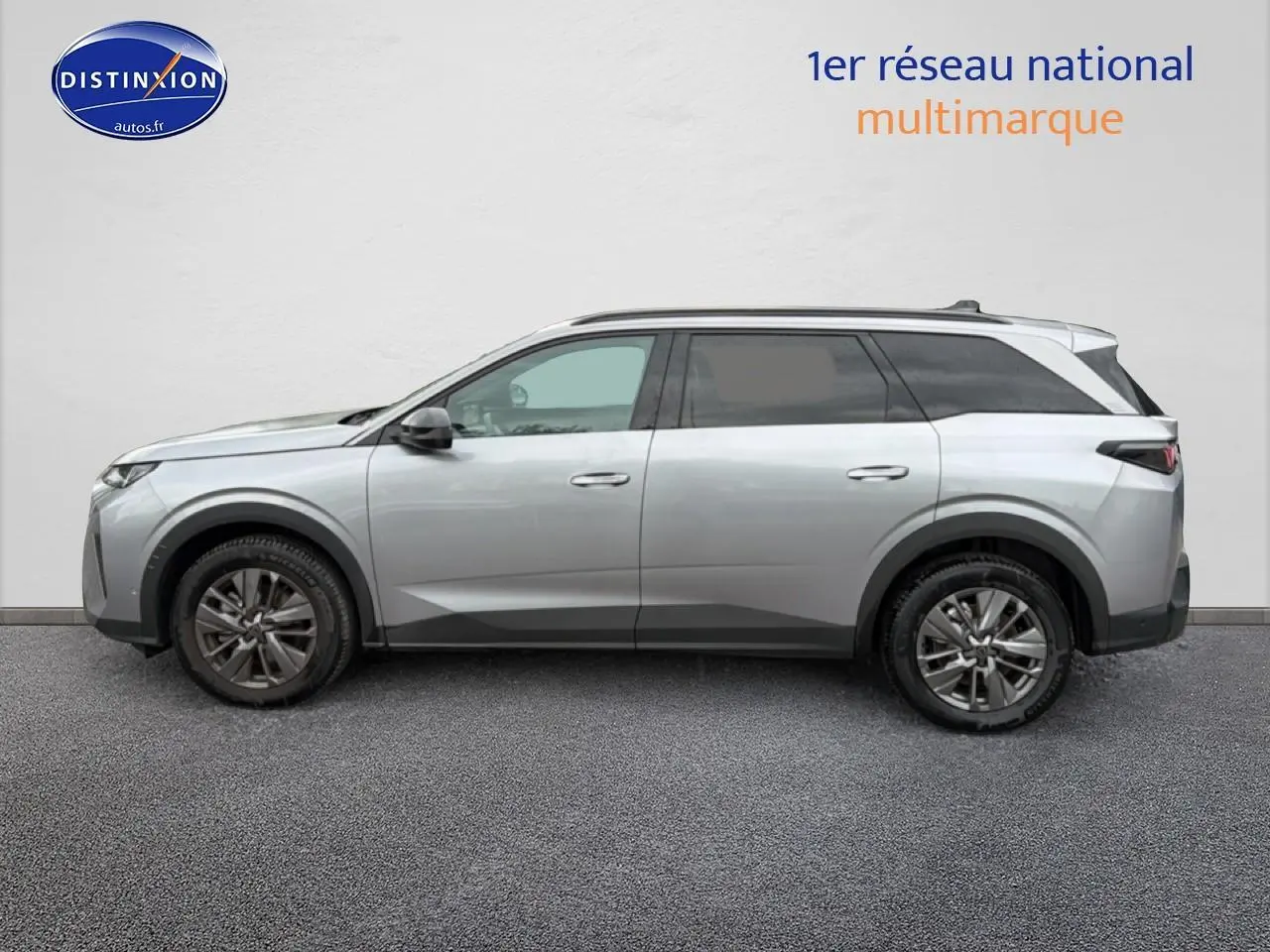 Profil côté gauche du Peugeot 5008 Hybrid 145 gris artense avec jantes alu et toit noir contrasté.