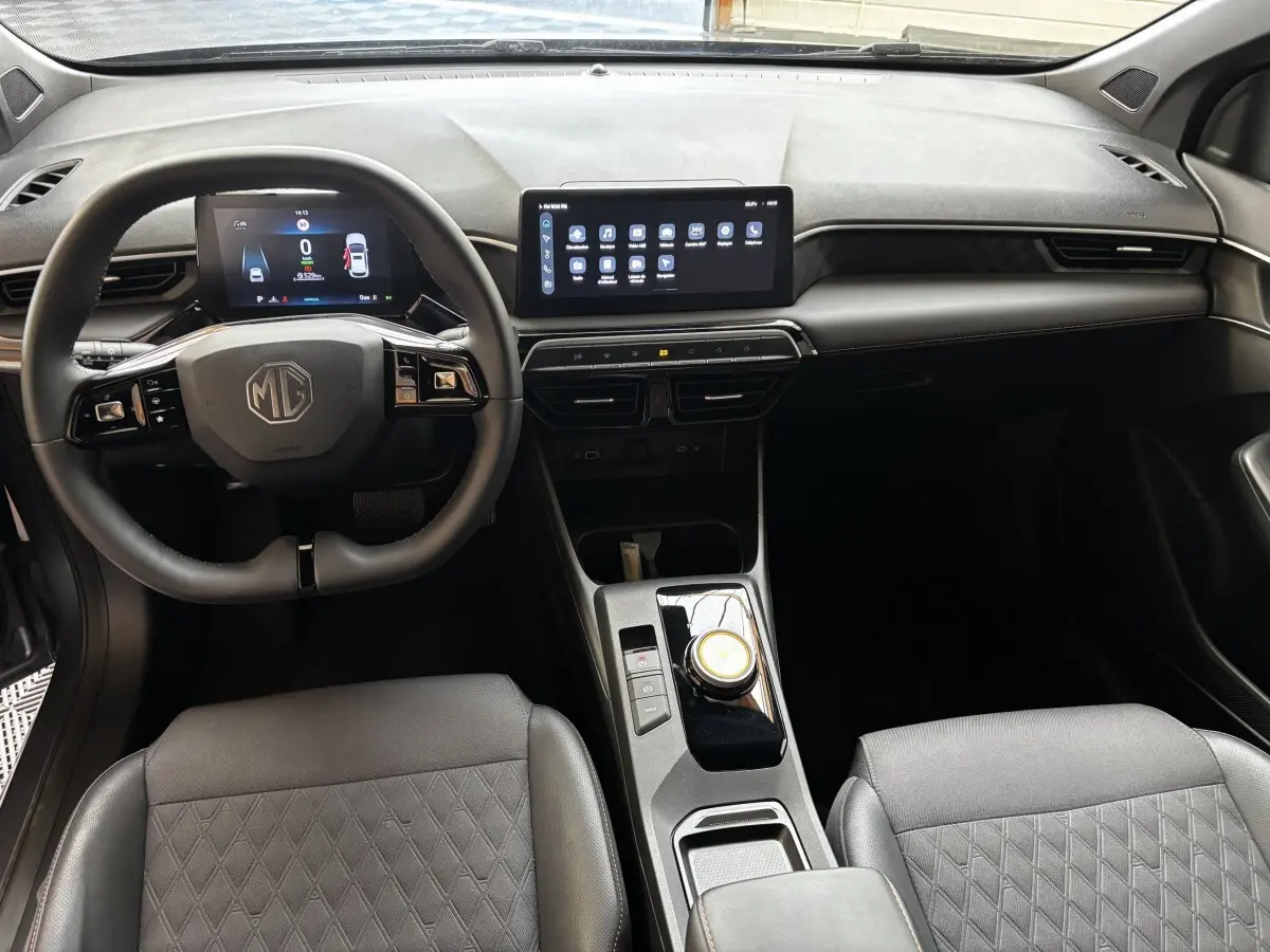 Vue intérieure avant du tableau de bord et volant noir multifonctions de la MG3 1.5L Hybrid+ Luxury 2025.
