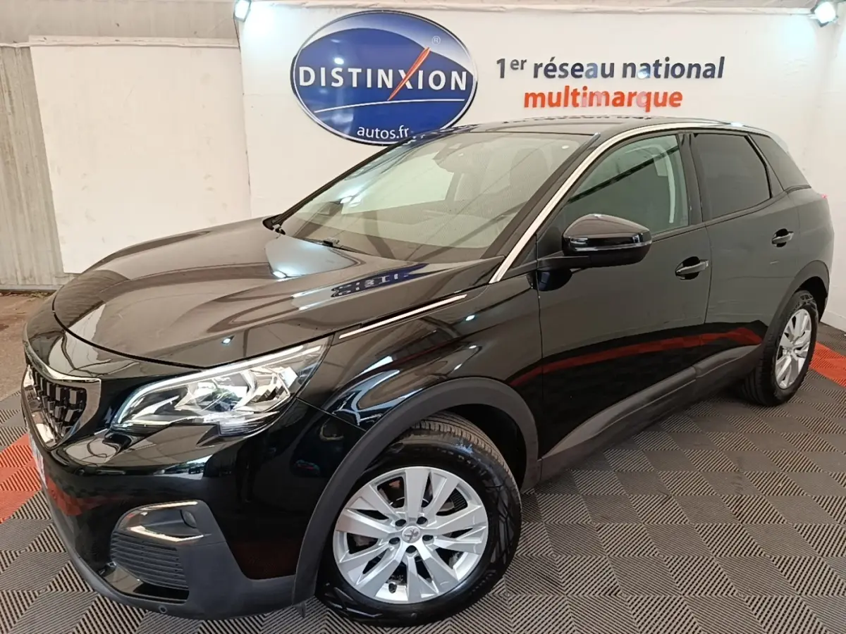 Peugeot 3008 noir vue 3/4 avant droit, avec jantes argentées et calandre distinctive en showroom intérieur.