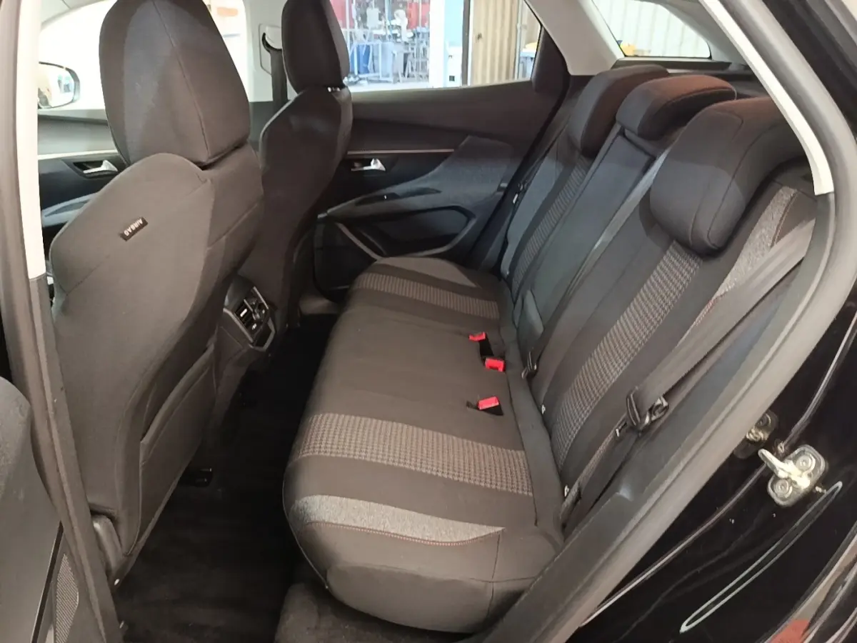 Vue intérieure côté gauche sur la banquette arrière noire du Peugeot 3008 2018 avec ceintures et appuie-têtes visibles.
