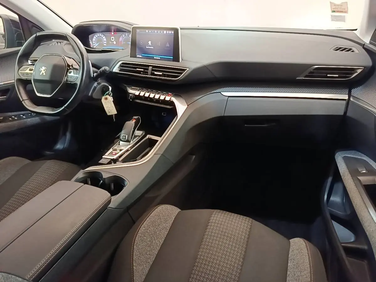Intérieur noir du Peugeot 3008 Puretech 2018, vue côté conducteur avec tableau de bord digital et écran tactile central.