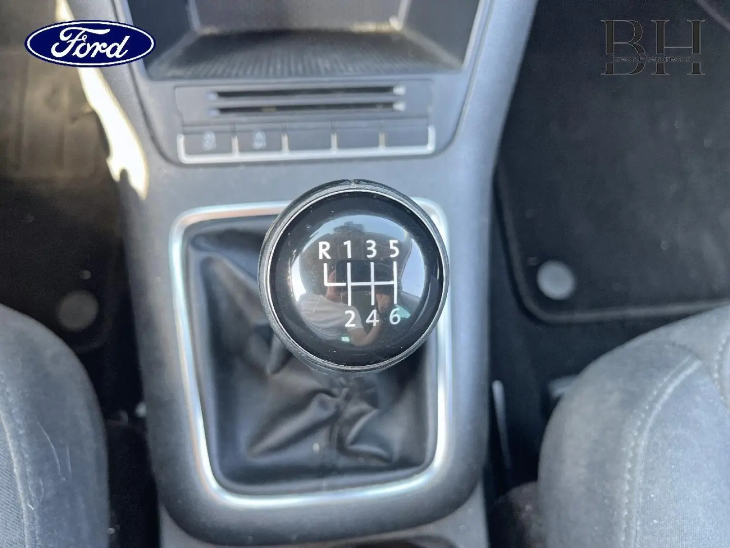 Le véhicule est un Volkswagen Tiguan 1.4 TSI 160ch BlueMotion Technology Sportline de 2013, boîte automatique, couleur Blanc Candy.  
L'image montre un levier de vitesse manuel, ce qui ne correspond pas à