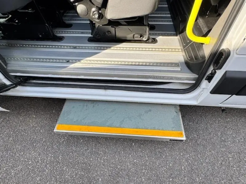 Marchepied déployé côté droit du Renault Master Combi blanc minéral avec porte latérale ouverte et siège passager visible.