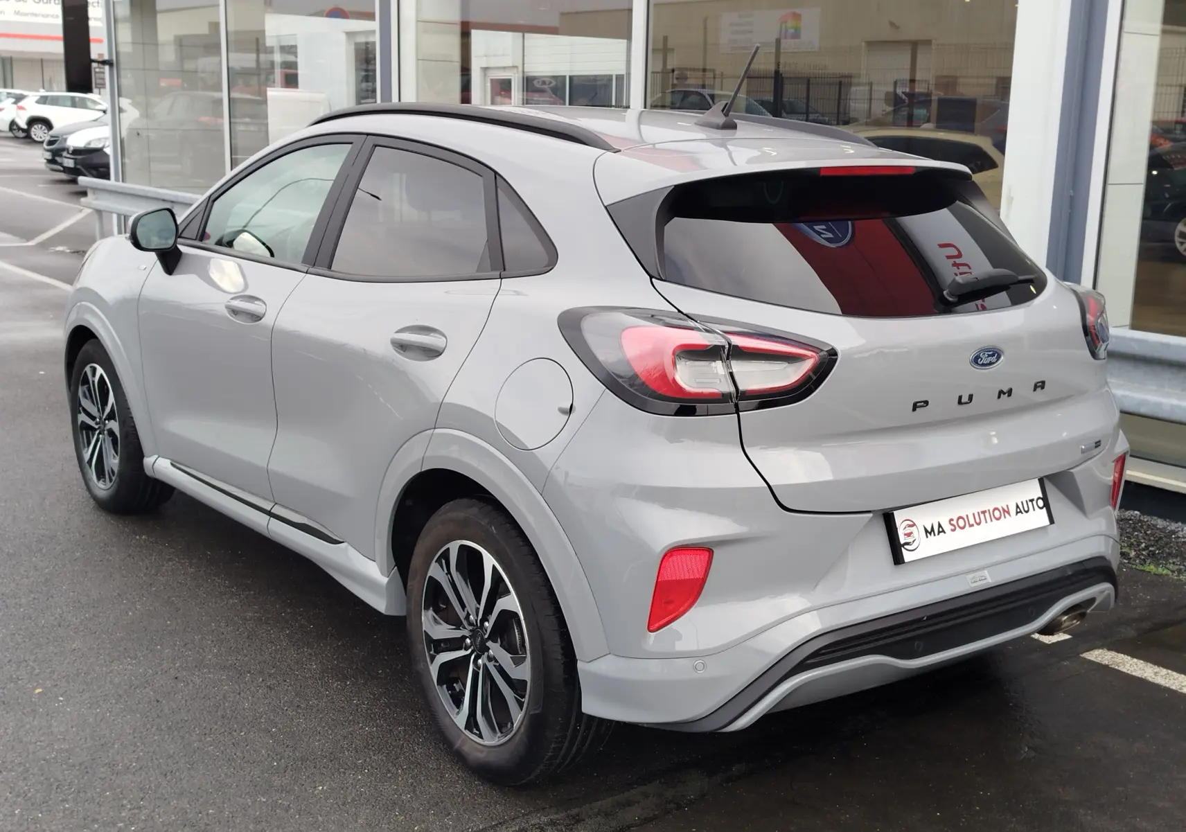 Vue 3/4 arrière droite du Ford Puma 1.0 EcoBoost gris Fashion avec jantes bi-ton et toit noir.