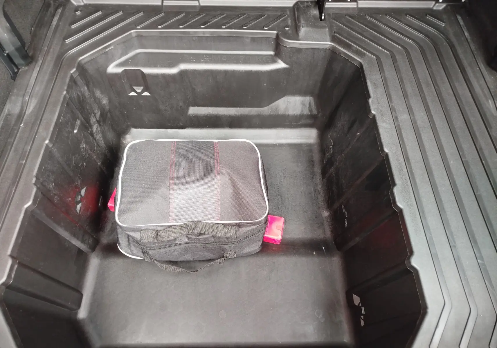 Vue plongeante sur le coffre de la Ford Puma 1.0 EcoBoost 125ch ST-Line avec sac de rangement noir à l'intérieur.