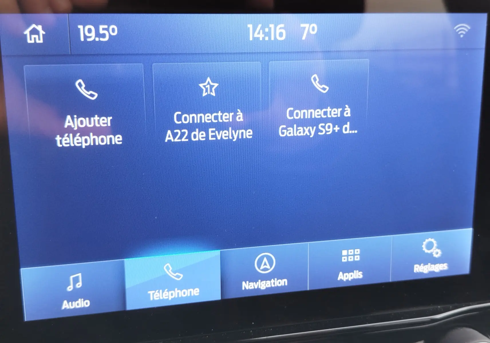 Écran tactile central du Ford Puma 2021 affichant les options de connexion téléphonique en intérieur.