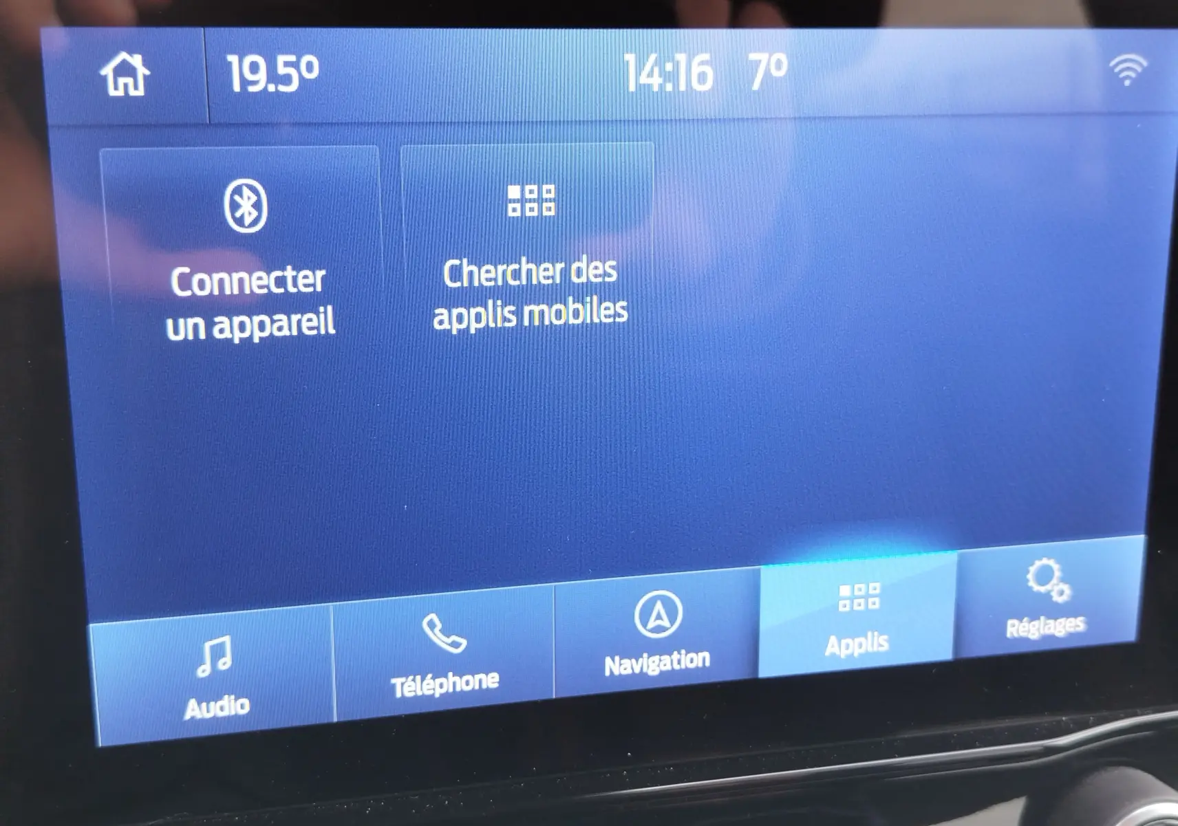 Écran tactile central du Ford Puma 2021 en mode Bluetooth, affichant les options de connexion et applications.