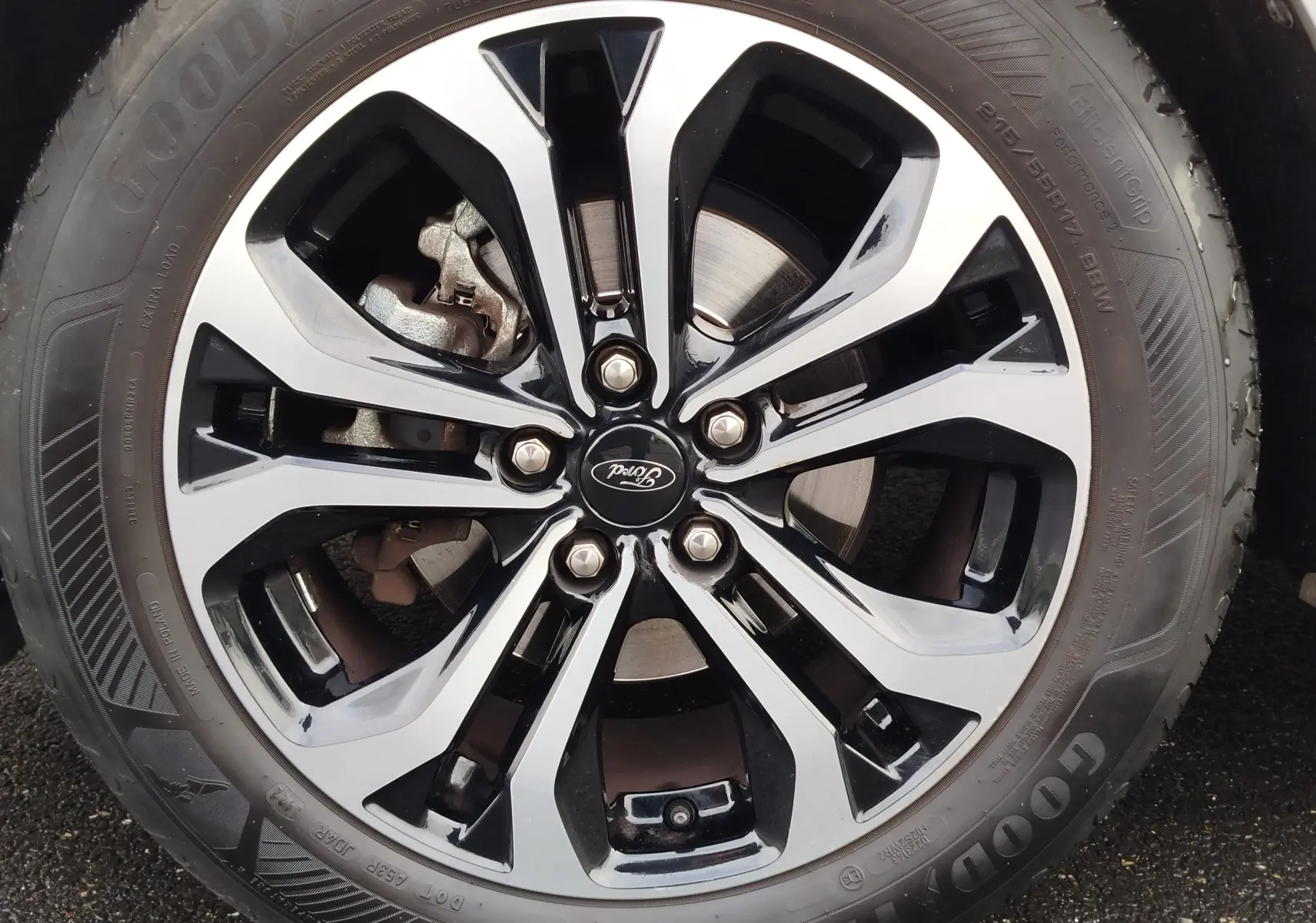 Gros plan sur la jante alliage bicolore noire et argentée d'une Ford Puma 1.0 EcoBoost 2021 en gris Fashion Matter.