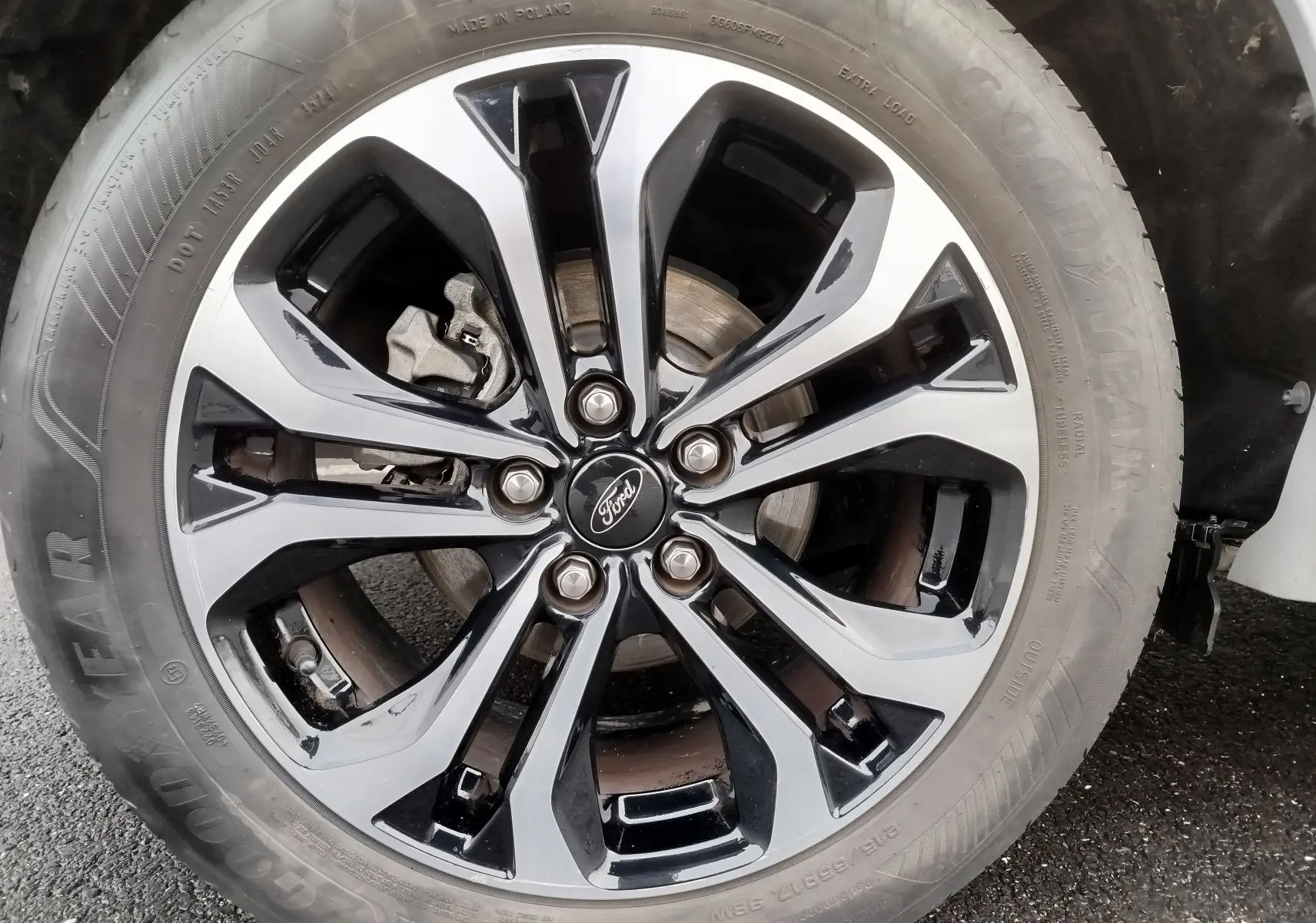 Gros plan sur la jante alliage bicolore noire et argentée du Ford Puma 1.0 EcoBoost 2021 en gris Fashion Matter.