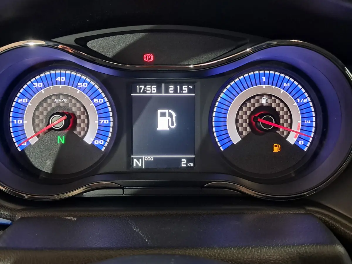 Vue rapprochée du tableau de bord bleu de l'AIXAM AMBITION 2026 avec compteur vitesse et jauge carburant.