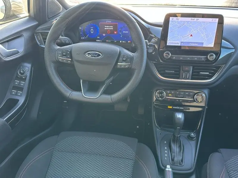 Vue intérieure du poste de conduite du Ford Puma 2024, avec tableau de bord numérique et écran tactile central.