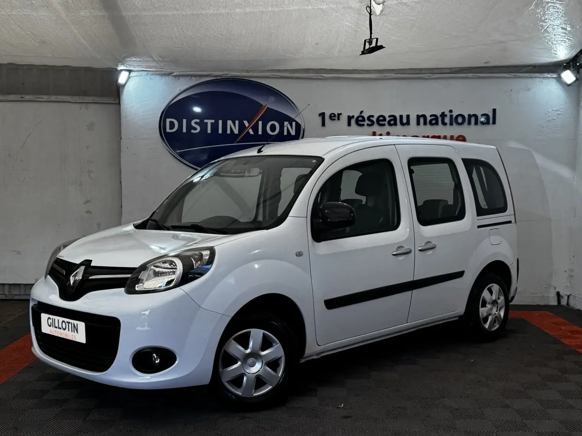 Renault Kangoo blanc vue 3/4 avant droit, avec phares halogènes et rétroviseurs noirs contrastants.