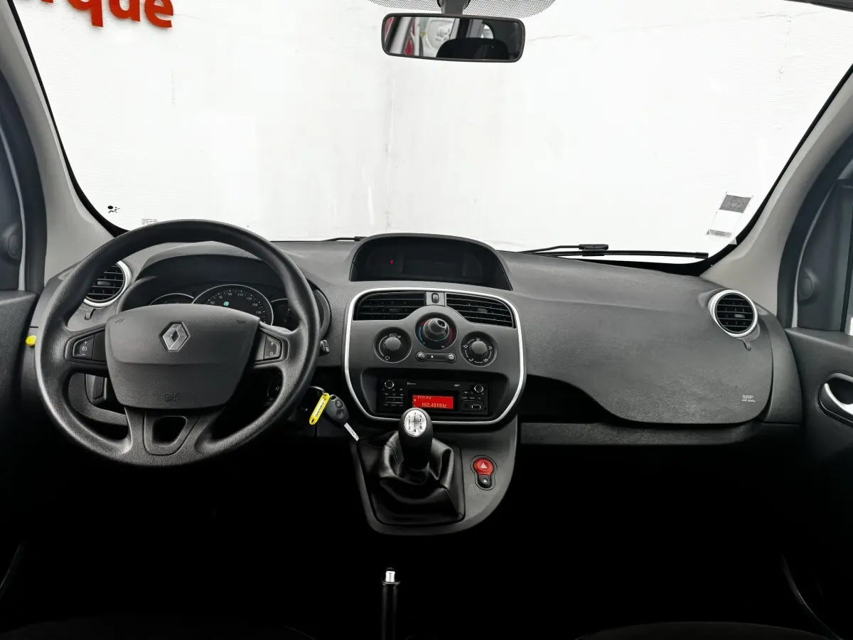 Vue frontale de l’intérieur noir du Renault Kangoo Zen 2016, volant multifonctions et levier de vitesse manuel visibles.