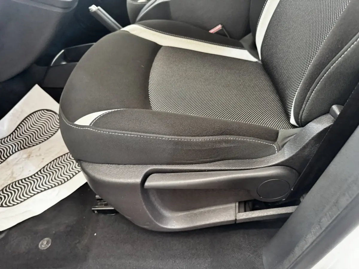 Gros plan sur le siège avant droit noir et gris du Renault Kangoo Zen 2016, avec levier de réglage manuel visible.