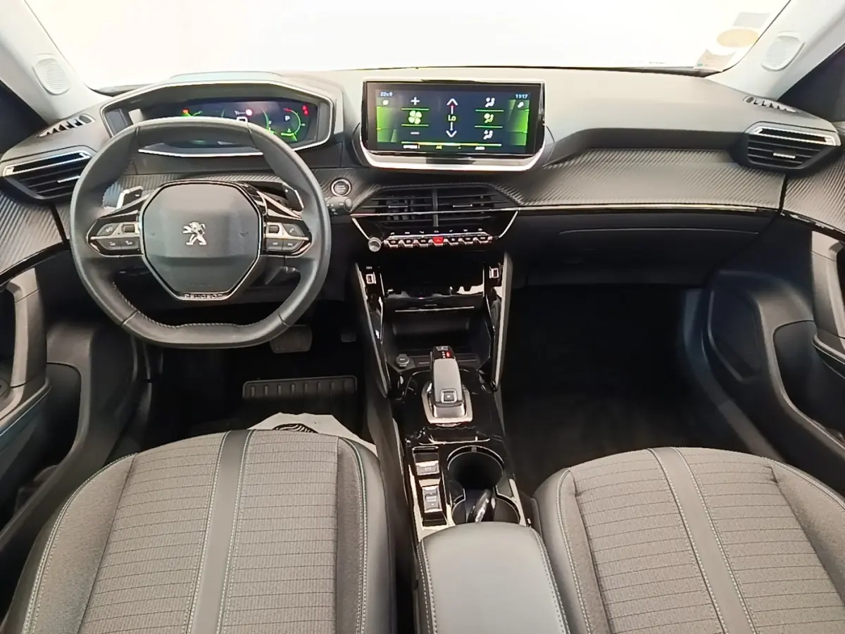 Vue intérieure avant du Peugeot 2008 2021, volant cuir multifonctions et écran tactile central lumineux.