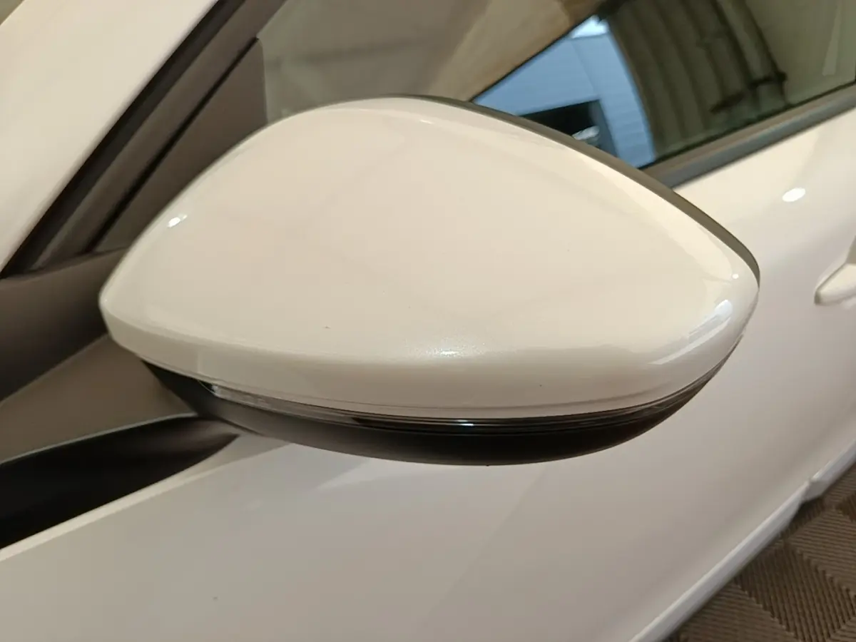 Rétroviseur droit blanc de la Peugeot 2008 2021, vue rapprochée sur la carrosserie blanche brillante.