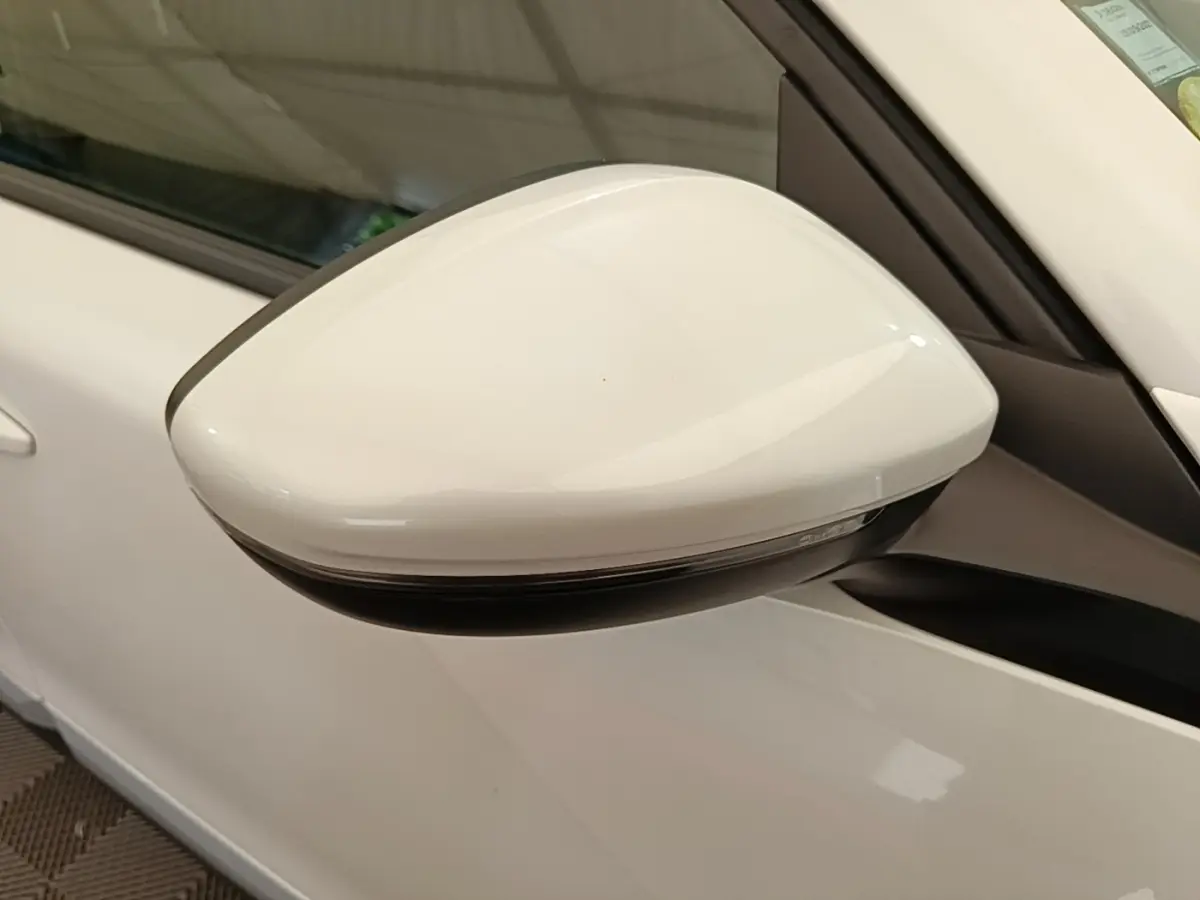 Rétroviseur droit blanc du Peugeot 2008 1.5 BlueHDi 130 S&S EAT8 Allure Business 2021, vue rapprochée côté extérieur.