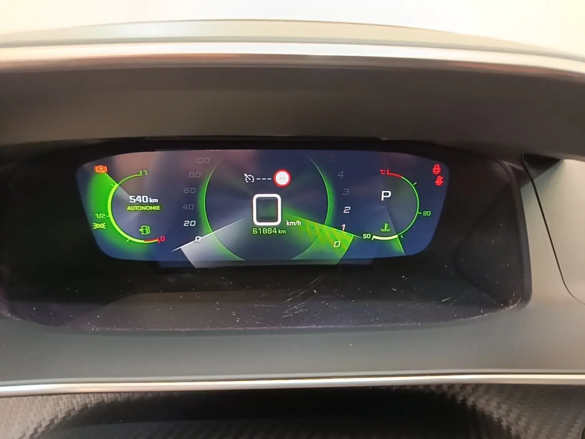 Affichage numérique du tableau de bord du Peugeot 2008 1.5 BlueHDi, montrant l'autonomie et la vitesse à l'arrêt.